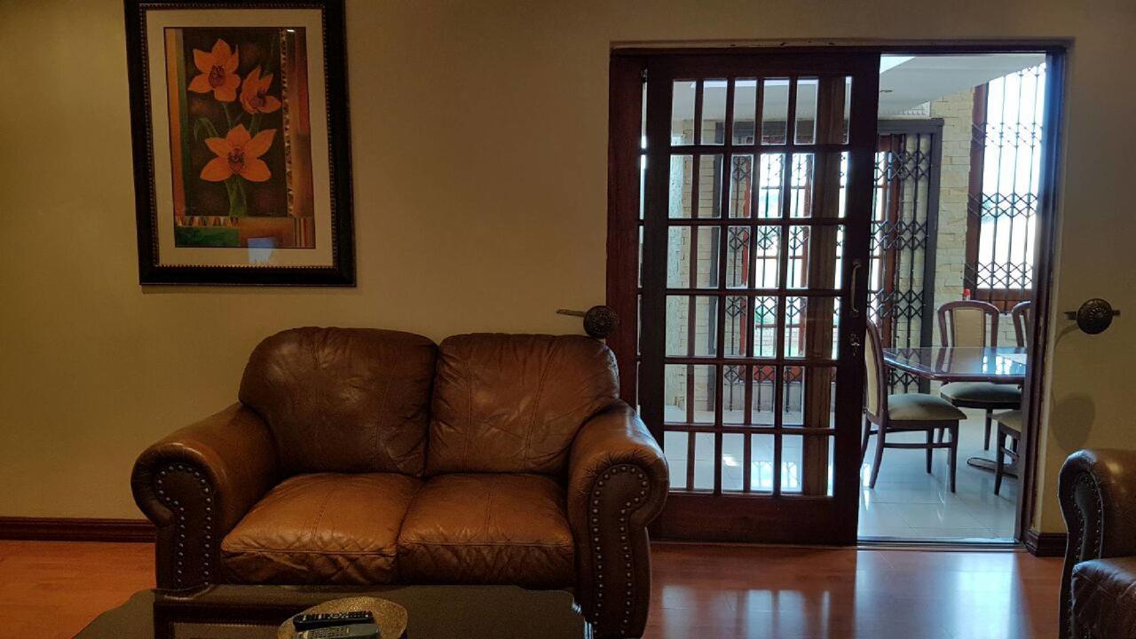 Lily White Guest House Centurion Εξωτερικό φωτογραφία